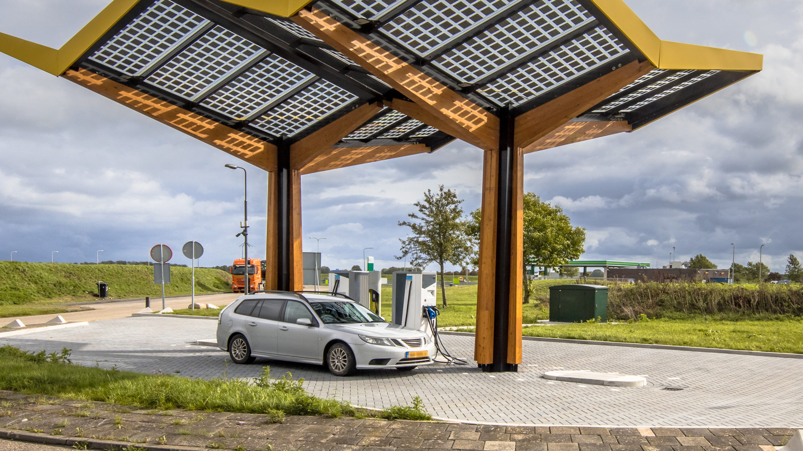 how many solar panels do you need to charge an electric car